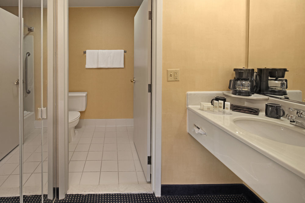 Courtyard By Marriott Norwich Hotel Room photo
